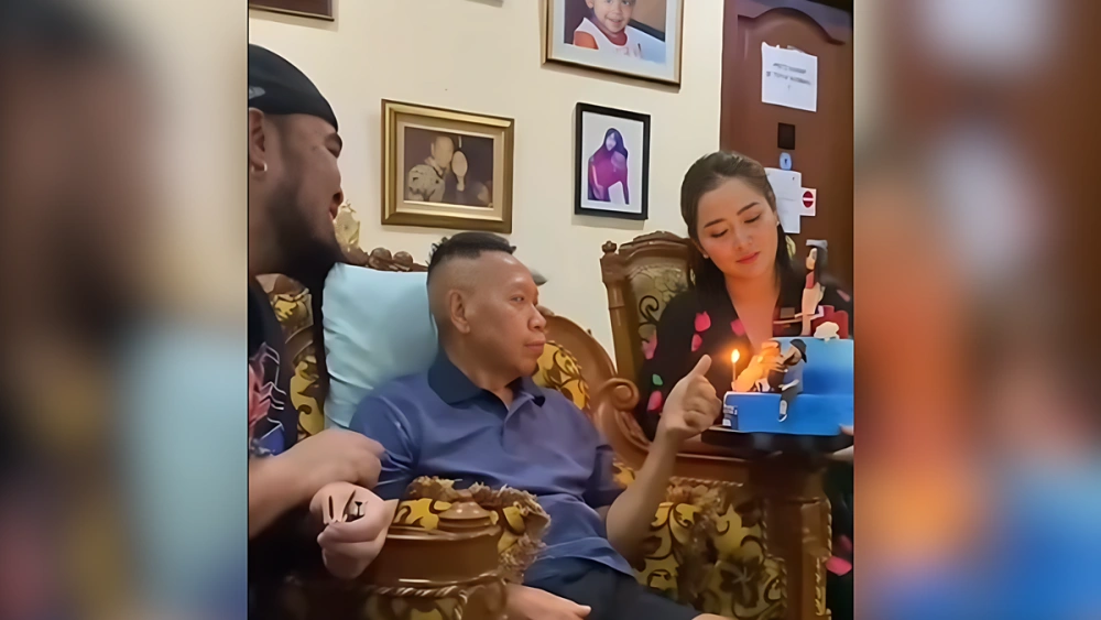 Vega Darwanti dan Peppy menjenguk dan merayakan ultah Tukul Arwana. [Instagram]